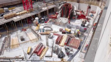 İnşaat alanındaki işçilerin hava görüntüsü