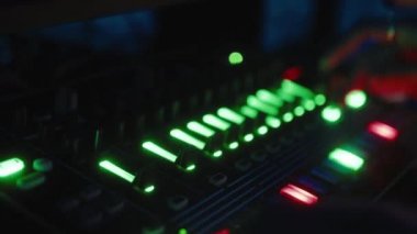 Davul makinesi üzerinde çalışan müzik yapımcısının yakın çekimi 