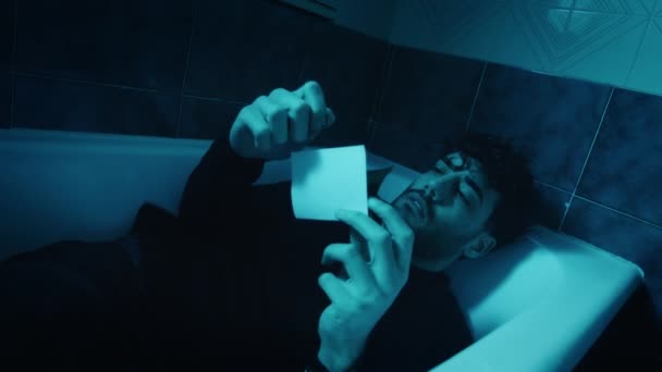 Trauriger Junge in der Badewanne. Düstere Atmosphäre — Stockvideo