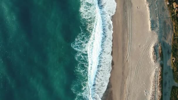 Relajante vista de las olas del océano en la playa de arena — Vídeo de stock