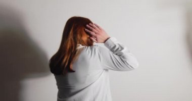 Bıçakla korkutulmuş genç bir kız. Kadınlara şiddet