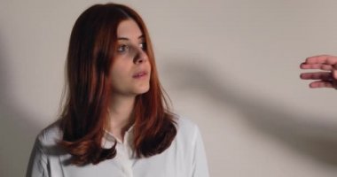 Kızı boğan adamın eli. Kadınlara şiddet