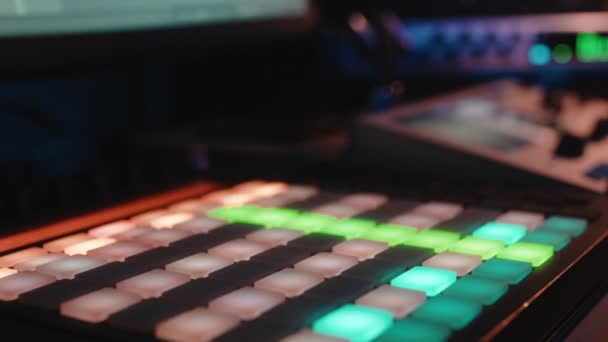 Крупним планом музичний продюсер, що працює на контролері барабанів — стокове відео