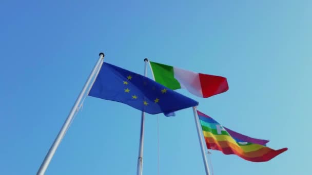 Σημαίες Ευρώπης, Ιταλίας και ειρήνης στο φόντο του γαλάζιου ουρανού — Αρχείο Βίντεο