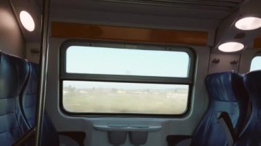Boş koltukları ve penceresi olan bir trenin içi