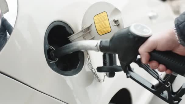 Main met la pompe à carburant diesel dans la voiture — Video