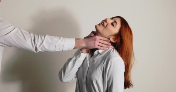 Mão de homem estrangulando menina. violência contra as mulheres — Vídeo de Stock