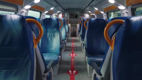 Innenraum eines Eisenbahnwaggons mit leeren Sitzen — Stockvideo