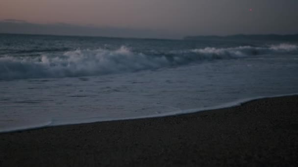 Ocean waves crashing into sandy beach early morning — Stock Video