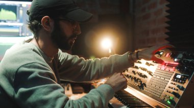 Müzik yapımcısının işine odaklı yakın plan çekimleri