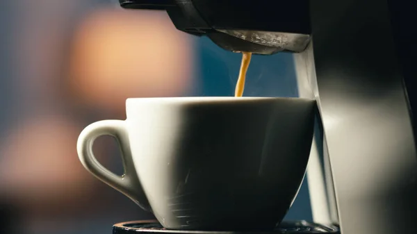 Gros plan du café qui sort de la machine — Photo