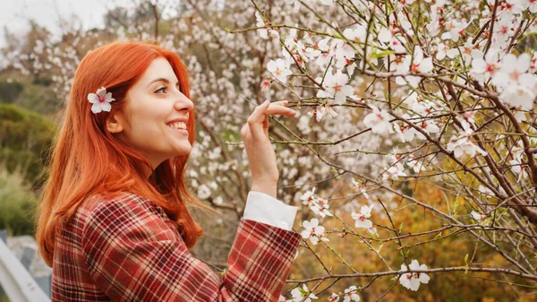 春花树下红头发的快乐姑娘。春天的心情. — 图库照片