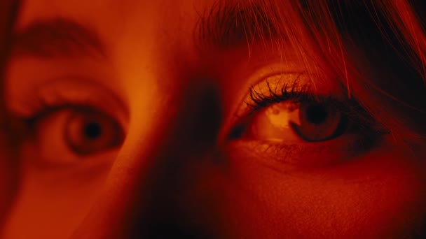 Închidere de ochi albaștri de sex feminin uimitoare cu lumină roșie — Videoclip de stoc