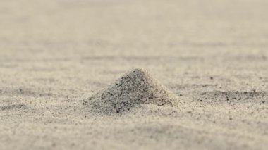 Kum yığınına esen rüzgârın esintisini kapat