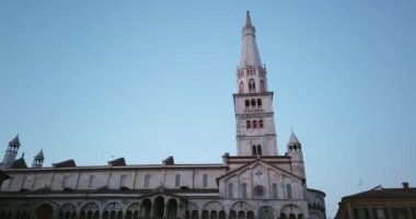  Gün batımında Modena Katedrali 