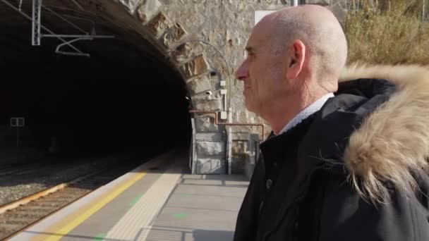 Yaşlı adam platformda treni bekliyor. — Stok video