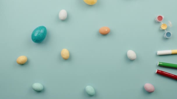 Mano con huevos de Pascua pintados sale — Vídeo de stock