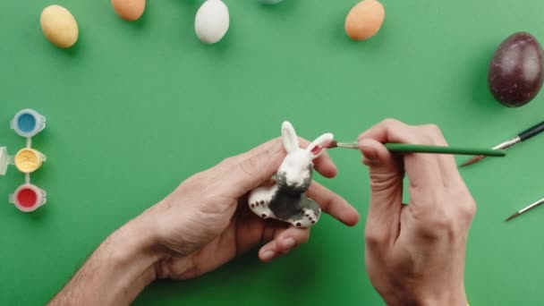 Pintura a mano conejo para las vacaciones de Pascua — Vídeo de stock