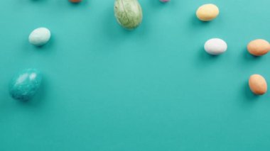 Mavi arkaplanda mutlu paskalya metnini gösterir 