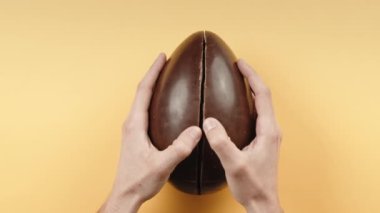 Sürpriz bir şekilde çikolatalı yumurta açıyorum.