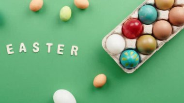 Yeşil arkaplanda Mutlu Paskalyalar metninin üst görünümü