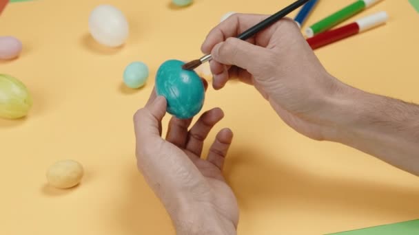 Pintar a mano huevos para vacaciones de Pascua — Vídeo de stock