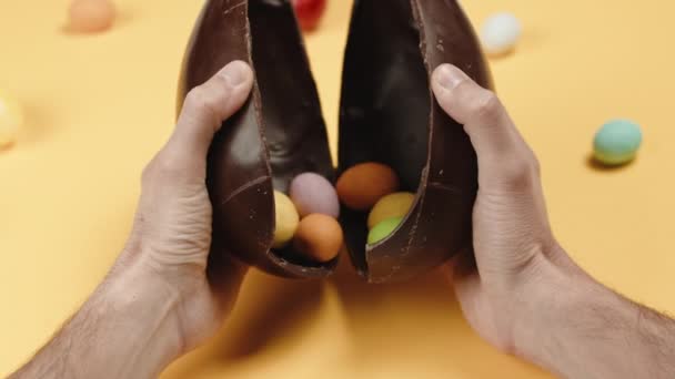 Abriendo huevo de Pascua de chocolate con sorpresa — Vídeo de stock