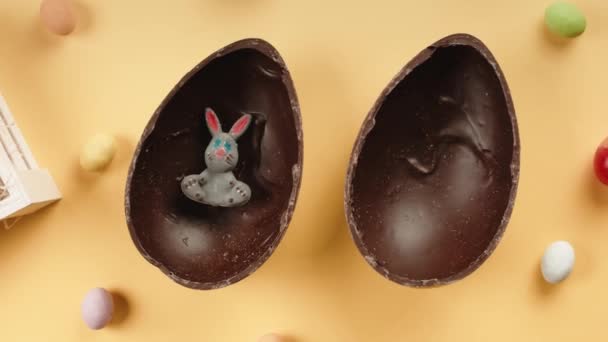 Закрытие шоколадного пасхального яйца с сюрпризом — стоковое видео