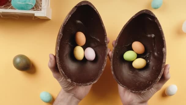 Het openen van chocolade paaseieren met verrassing — Stockvideo