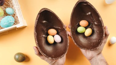 Çikolatalı Paskalya yumurtasına sürpriz olsun.