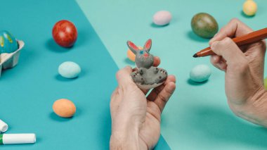 Paskalya günü için küçük bir tavşan çiziyorum.