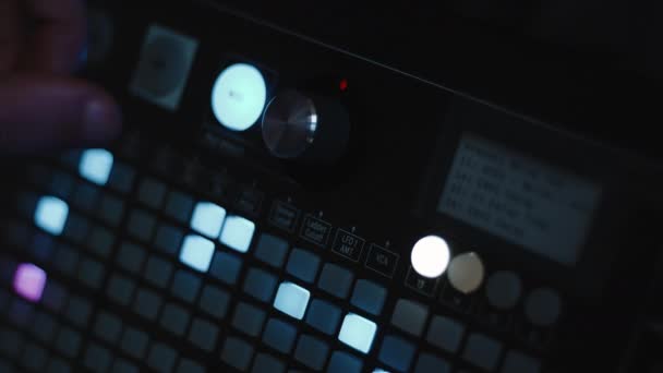 Närbild av musik synthesizer på jobbet — Stockvideo