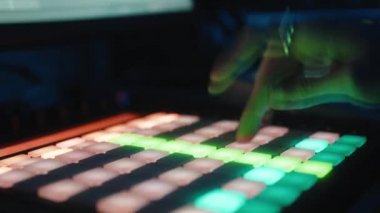 Davul kumandası üzerinde çalışan müzik yapımcısının yakın çekimi 