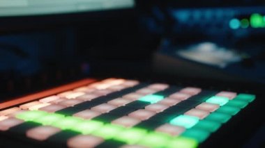 Davul kumandası üzerinde çalışan müzik yapımcısının yakın çekimi 