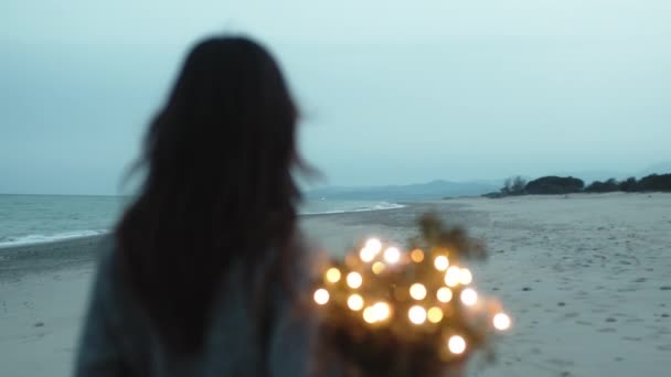 Menina caminha na praia ao pôr do sol — Vídeo de Stock