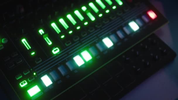 Close-up do produtor musical que trabalha na bateria eletrônica — Vídeo de Stock