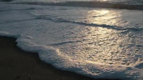 White ocean foam on the sand beach — Stock Video
