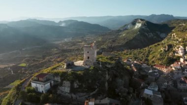 Calabria 'daki eski köyün eski kulesinin havadan görünüşü