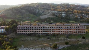 Yapım aşamasında olan terk edilmiş bir binanın havadan görüntüsü