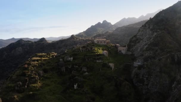 Antichi ruderi sulla cima della montagna. Aspromonte Calabria — Video Stock