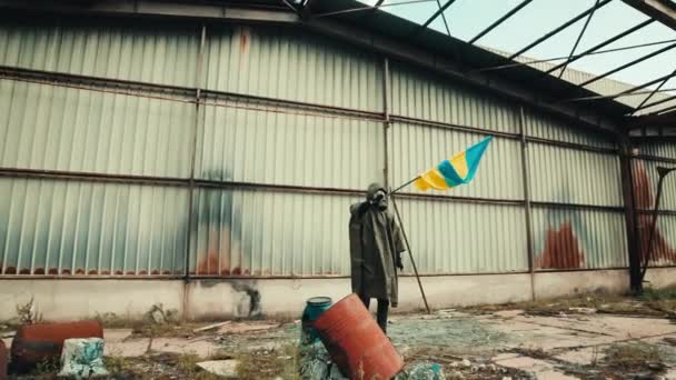Флаг Украины, размахивающий среди обломков — стоковое видео