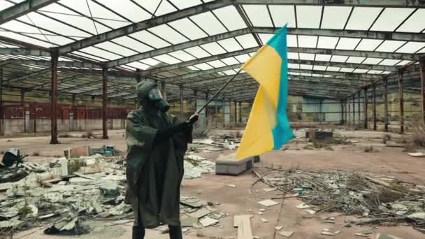 Bendera Ukraina melambai di tengah puing-puing — Stok Video