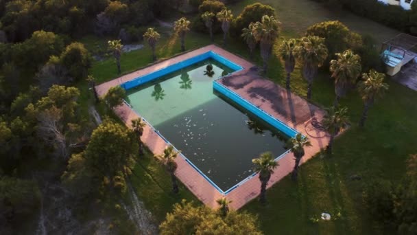 Вид с воздуха на заброшенный бассейн — стоковое видео