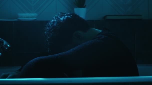Einsamer Junge in der Badewanne mit trauriger Atmosphäre — Stockvideo