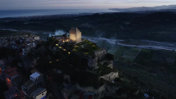 Antica torre di antico borgo di notte — Video Stock