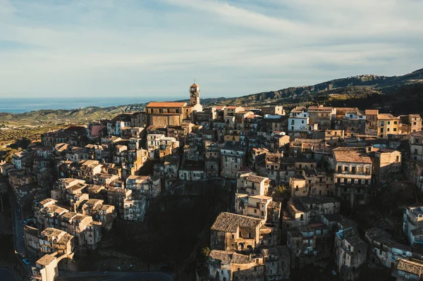 Badolato 'nun antik dağ köyü. Calabria İtalya
