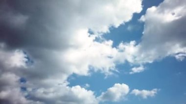 Mavi gökyüzünde bulutlar zaman atlamalı