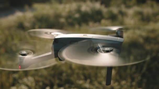 Dron unoszący się w powietrzu z bliska — Wideo stockowe