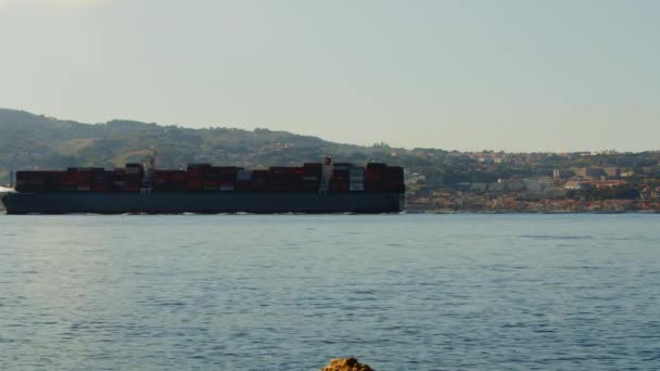 Kontejnerová nákladní loď v oceánu — Stock video