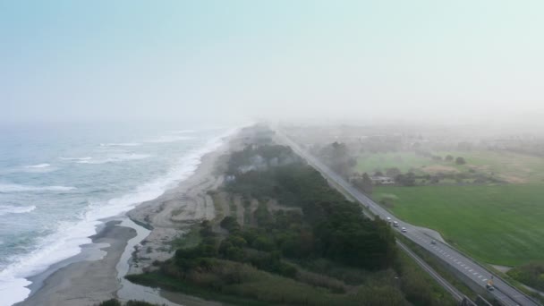 Ocean waves crashing into sandy beach during bad weather — Vídeos de Stock